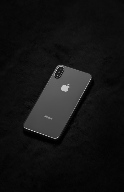 黑色织物上的银色iPhone6